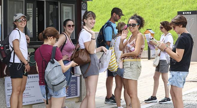 경기 수원시 수원화성장안문매표소 앞에서 외국인관광객들이 관광 안내도를 살펴보고 있다./2025.8.8 임형택 기자