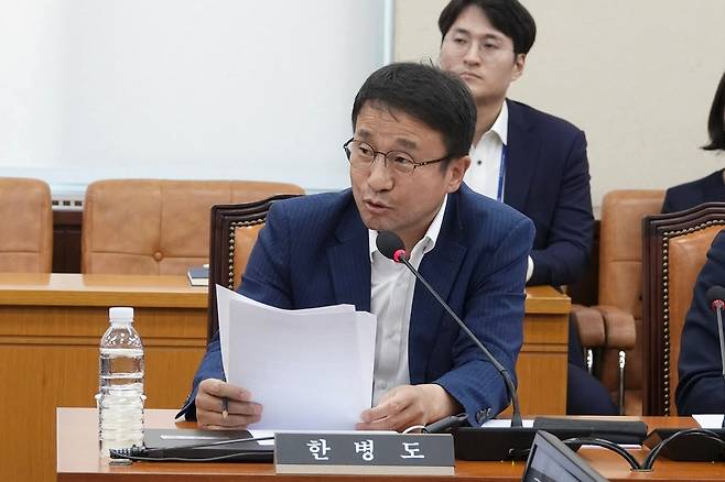 한병도 더불어민주당 의원이 국회 행정안전위원회 현안 질의에서 집중호우로 인한 소하천 피해 실태를 지적하고 한국재난안전산업진흥원 설립을 제안하고 있다. 한병도 의원실 제공