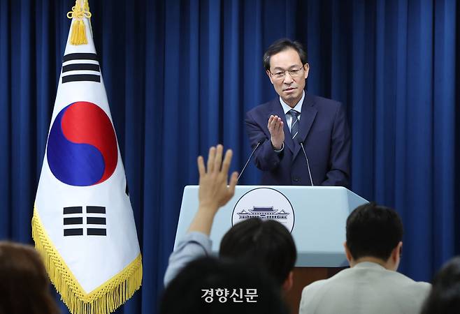 우상호 대통령실 정무수석이 지난달 28일 서울 용산 대통령실 청사에서 ‘국민 임명식’ 관련 브리핑을 하며 취재진의 질문을 받고 있다. 대통령실사진기자단