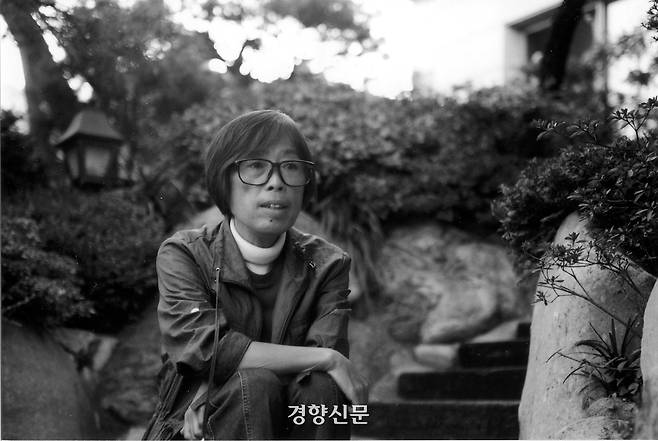 최승자 시인이 2005년 경 서울의 문학과지성사 사옥 앞마당에서 포즈를 취하고 있다. 문학과지성사 제공