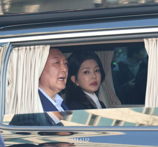 윤석열 전 대통령과 김건희 여사가 헌법재판소 파면 결정 후 일주일 만인 지난 4월11일 오후 서울 용산구 한남동 대통령 관저를 떠나고 있다. 권도현 기자