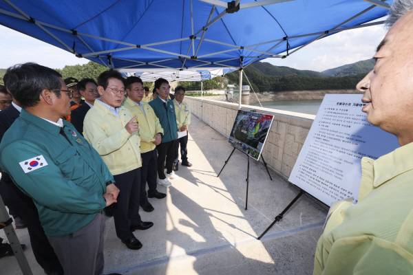 이재명 대통령이 30일 강원 강릉시 성산면 오봉저수지를 방문해 가뭄 대응 추진 상황을 점검하고 있다. 연합뉴스