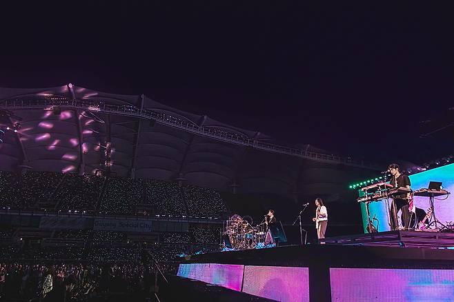 DAY6 performs during its 10th anniversary tour ″The Decade″ at the Goyang Stadium in Goyang, Gyeonggi, on Sunday. [JYP ENTERTAINMENT]