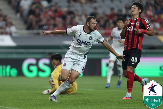 FC Anyang's Thomas Oude Kotte celebrates scoring during a K League 1 match against FC Seoul at Seoul World Cup Stadium in western Seoul on Aug. 31. [NEWS1]