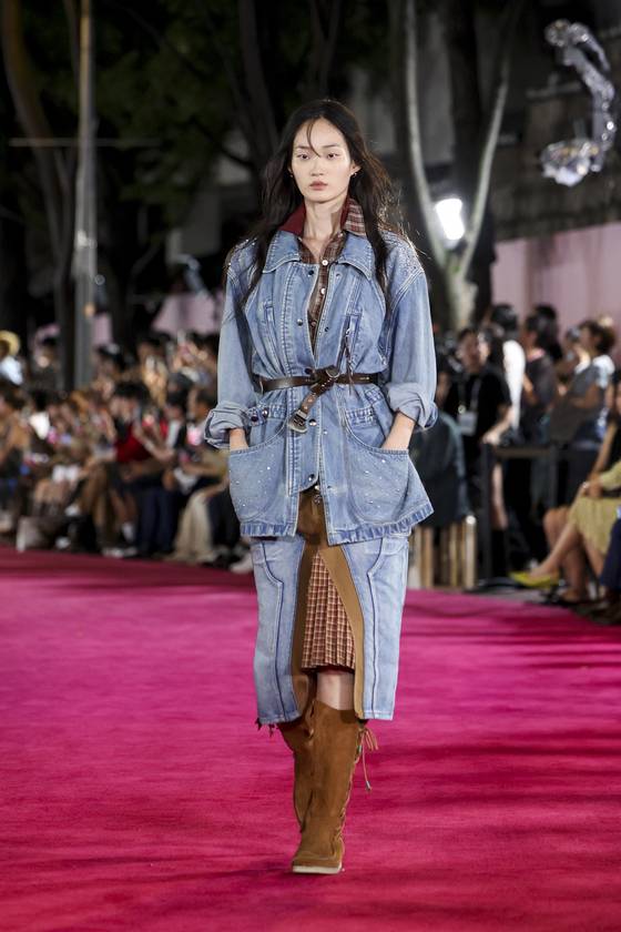Model Shin Hyun-ji walks along the stonewall path of Deoksu Palace in central Seoul during Andersson Bell’s show, which opened the 2026 Spring/Summer Seoul Fashion Week on Monday. [SEOUL METROPOLITAN GOVERNMENT]