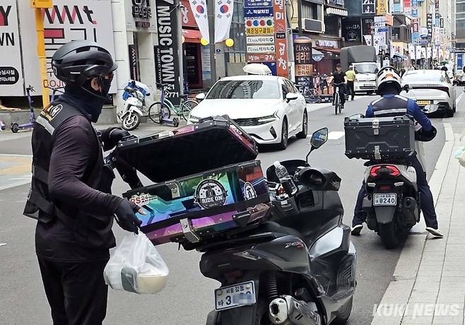 9월 늦더위가 이어지며 배달·퀵커머스 업계가 기후 리스크 관리에 나서고 있다. 쿠키뉴스 자료사진