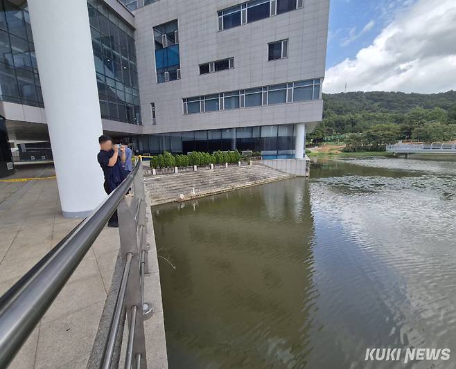 전남도의회 옆 남악저수지에서 30대 공무원이 숨진 채 발견되면서 저수지 안전관리가 도마에 올랐다. 사고 현장 인근에는 접근을 막는 폴리스라인이 설치돼 있다. /신영삼 기자