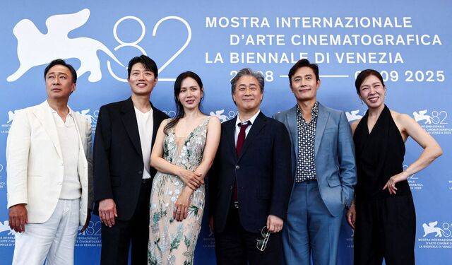제82회 베네치아 국제영화제 경쟁 부문 초청작 ‘어쩔수가없다’의 배우 이성민(왼쪽부터), 박희순, 손예진, 박찬욱 감독, 이병헌, 염혜란이 29일(현지시간) 이탈리아 베네치아 리도섬 팔라초 델 카지노에서 기자회견 뒤 진행된 포토콜에서 포즈를 취하고 있다. 로이터연합뉴스