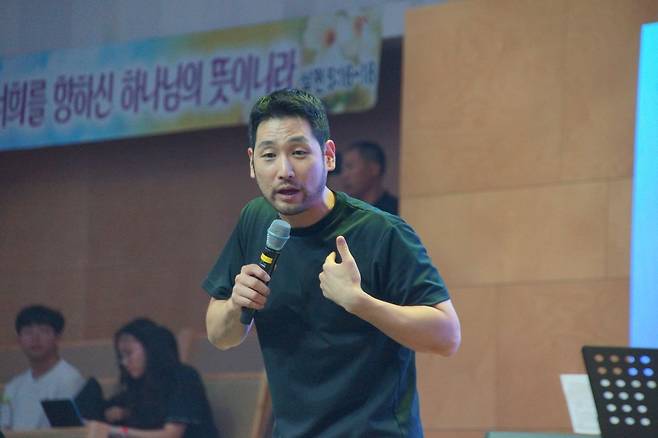 김선교 선교사가 지난 30일 부산 포도원교회에서 열린 ‘THE WAVE BUSAN’에서 ‘낭만의 시대’를 주제로 메시지를 전하고 있다. 그는 “다음세대가 주역이 돼 한국교회를 다시 일으켜야 한다”고 강조했다.