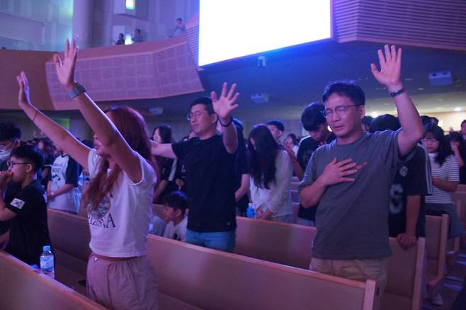 학교기도불씨운동연합이 주최한 ‘THE WAVE BUSAN’ 집회에서는 초등학생부터 교사 학부모에 이르기까지 모든 세대가 연합해 기도를 했다. 집회에 참석한 학부모들이 눈물로 기도하고 있다.