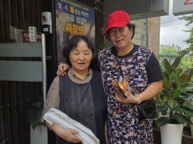 1일 서울 중구 일어나빛을발하라교회 앞에서 박반순 목사(왼쪽)가 성도와 함께 팔을 두르고 있다.