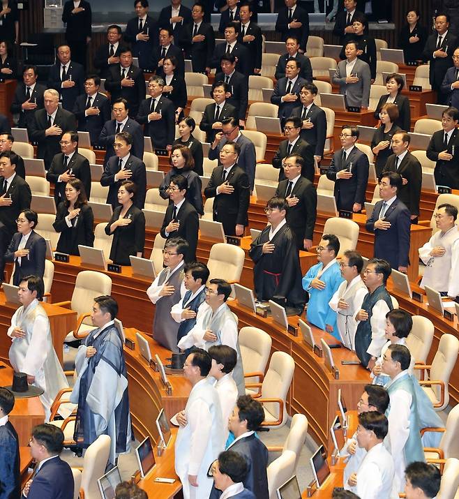 1일 국회에서 열린 정기국회 개회식에서 한복과 상복을 입은 여야 의원들이 국기에 대한 경례를 하고 있다. 연합뉴스