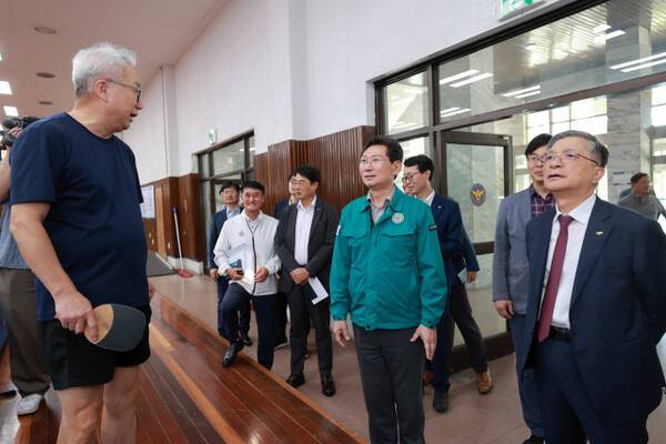 지난해 9월24일 이상일 용인특례시장(가운데)이 언남지구 사업 대상지인 옛 경찰대 현장을 방문해 이한준 LH사장(오른쪽)과 현장을 점검하고 의견을 나누고 있다. 용인특례시 제공