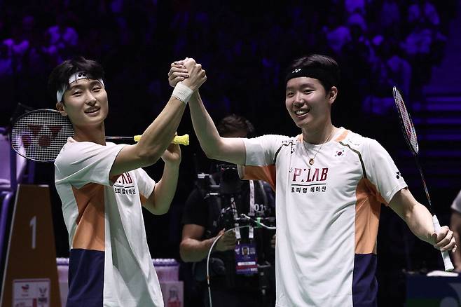 세계배드민턴연맹(BWF) 세계선수권대회 남자 복식 정상에 오른 김원호(왼쪽)와 서승재가 환하게 웃고 있다.  AFP연합뉴스