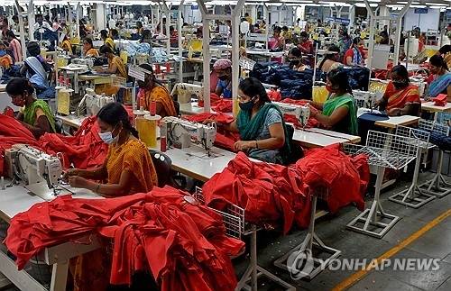 인도 남부 안드라프라데시주의 한 의류 공장. [로이터 연합뉴스]