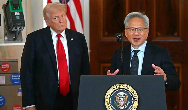 지난 4월 백악관 행사에서 트럼프 대통령이 지켜보는 가운데 연설하고 있는 젠슨 황 엔비디아 최고경영자. <사진=AFP 연합뉴스>