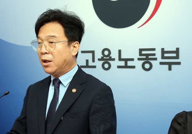 김영훈 고용노동부 장관이 1일 정부세종청사 고용노동부 브리핑실에서 업무상 질병 산재 처리 기간 단축 방안에 관해 설명하고 있다. 2025.9.1 [사진=연합뉴스]