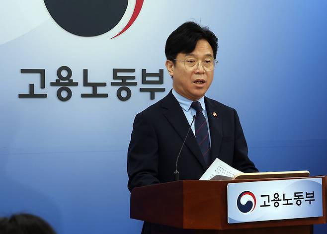 김영훈 고용노동부 장관이 1일 정부세종청사 고용노동부 브리핑실에서 업무상 질병 산재 처리 기간 단축 방안에 관해 설명하고 있다. 2025.9.1 [사진=연합뉴스]