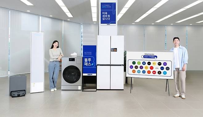 삼성전자 모델들이 삼성스토어 서초에서 ‘블루패스’ 서비스로 새로워진 ‘AI 구독클럽’을 소개하고 있다.