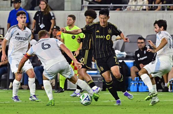 손흥민이 홈 데뷔전에서 쓴맛을 봤다. 사진= AFP= 연합뉴스 제공