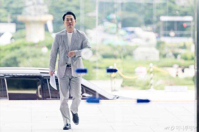 (서울=뉴스1) 이승배 기자 = 장동혁 국민의힘 대표가 31일 오후 서울 여의도 국회 당대표실로 향하고 있다. 2025.8.31/뉴스1  Copyright (C) 뉴스1. All rights reserved. 무단 전재 및 재배포,  AI학습 이용 금지. /사진=(서울=뉴스1) 이승배 기자