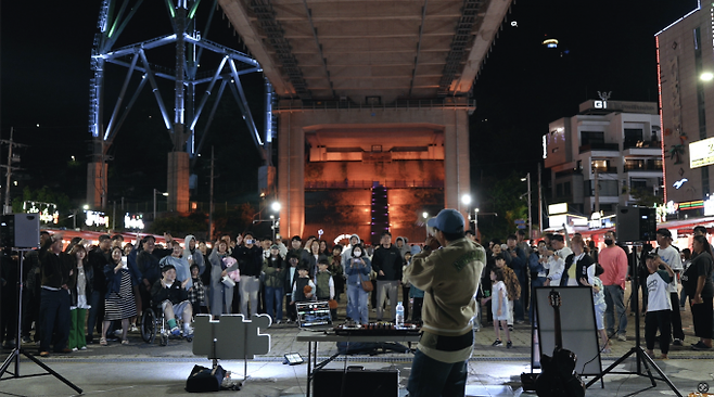 ▲지난 5월 24일 여수 빛광장 거리에서 열린 여수 낭만버스킹에서 공연을 펼치고 있는 박종경 씨./사진제공=박종경