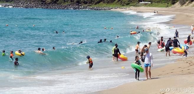 여름휴가를 맞아 해수욕장에서 물놀이를 하고 있다. /사진=뉴시스