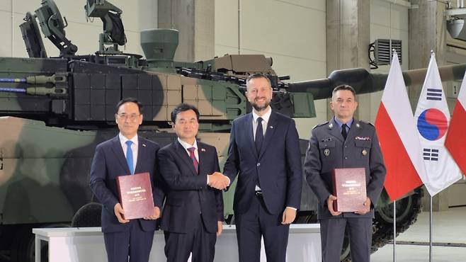 [서울=뉴시스] 정병혁 기자 = 안규백 국방부장관이 1일 폴란드 글리비체에서 열린 K2 전차 2차 이행계약 서명식에서 브와디스와프코시니악-카미슈 폴란드 부총리 겸 국방장관과 기념촬영을 하고 있다. 왼쪽부터 현대로템 이용배 사장, 안규백 국방부장관, 폴란드 국방장관, 아르투르 쿱텔 폴란드 군비청장. (사진=국방부 제공) 2025.08.01. photo@newsis.com *재판매 및 DB 금지 /사진=