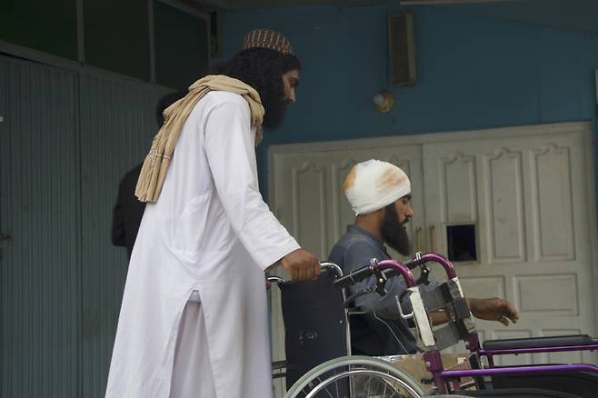[쿠나르=신화/뉴시스] 1일(현지 시간) 아프가니스탄 쿠나르주의 한 병원에서 지진 부상자가 휠체어에 타 이동하고 있다. 아프간 내무부는 동부 쿠나르주와 낭가르하르주에서 지난달 31일 규모 6.0의 지진이 발생해 지금까지 사망자가 622명, 부상자는 1555명으로 집계됐다고 성명을 통해 밝혔다. 2025.09.01