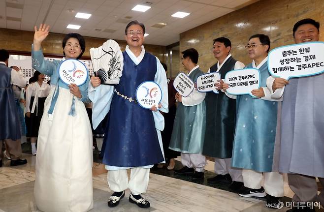 [서울=뉴시스] 조성봉 기자 = 임미애, 이연희(오른쪽) 더불어민주당 의원이 1일 서울 여의도 국회에서 열린 제429회 국회(정기회) 제1차 본회의에 한복을 입고 참석하고 있다. 2025.09.01. suncho21@newsis.com /사진=조성봉