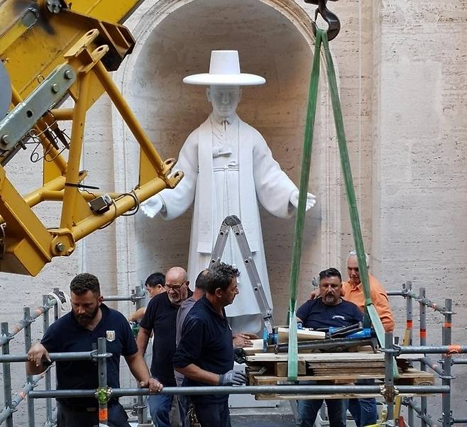 바티칸 성 베드로 대성전 외부 벽감에 성 김대건 안드레아 신부의 성상이 설치되는 모습. /사진=한국천주교주교회의 제공