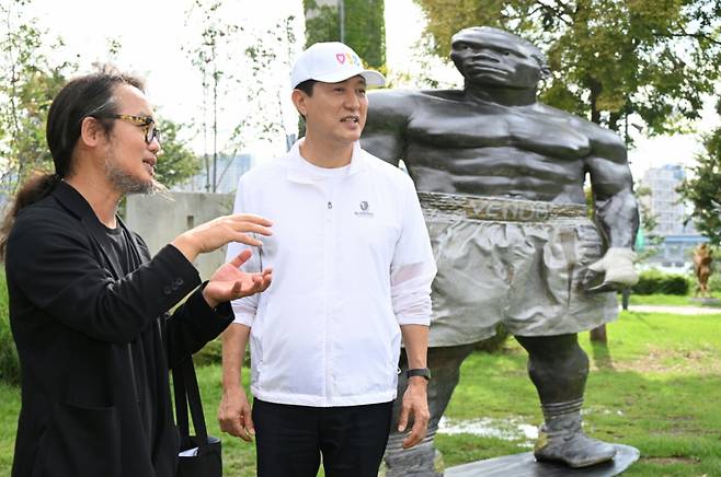 이후창 서울 조각도시 예술감독이 오세훈 서울시장에게 작품 난민복서를 소개하고 있다. /사진=서울시