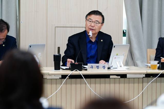 류경기 중랑구청장이 회의를 주재하고 있다. 중랑구청 제공