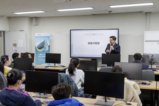 2025년 스마트 코딩 아카데미 15기에 참석한 박강수 마포구청장. 마포구청 제공
