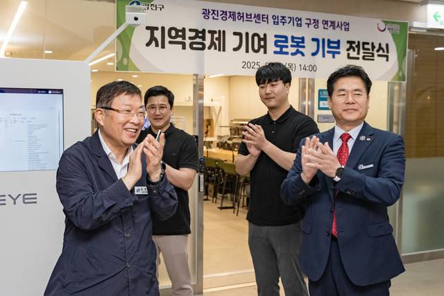 김경호 광진구청장(왼쪽에서 첫번째)가 28일 광진경제허브센터 입주기업 관계자들과 소통하고 있다. 광진구청 제공