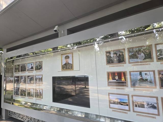 주중북한대사관 게시판에 걸린 김일성의 젊은 시절 사진 등.