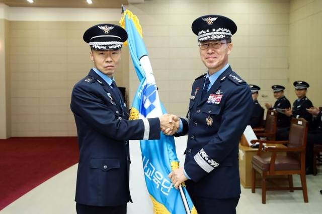 손석락(중장·오른쪽) 공군교육사령관이 올해 2월 18일 경운대 학생군사교육단 창설식에서 강규영(중령) 경운대 학군단장에게 부대기를 수여하고 있다. 부대 제공/국방일보