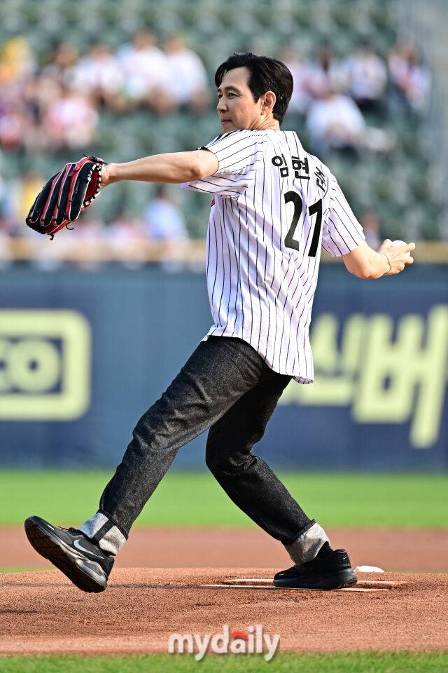 ▲ 배역 이름이 새겨진 유니폼을 입고 시구 연기를 하는 이정재.