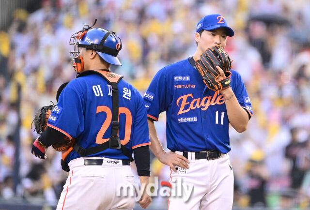 2025년 8월 9일 오후 서울 잠실구장에서 열린 '2025 신한 SOL뱅크 KBO 리그' 한화 이글스와 LG 트윈스의 경기. 한화 선발투수 엄상백이 2회말 무사 2루서 강판되고 있다./마이데일리