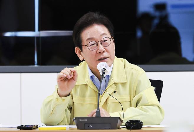 이재명 대통령이 지난달 30일 강원 강릉시청 재난안전상황실에서 열린 가뭄 대책 회의에서 발언하고 있다. [연합]