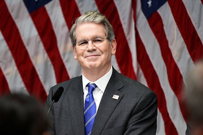 29일(현지시간) 미국과 중국 간의 무역 협상이 종료된 후, 미국 재무장관 스콧 베센트가 스웨덴 스톡홀름의 로센바드 정부청사에서 열린 기자회견에 참석하고 있다. [로이터]