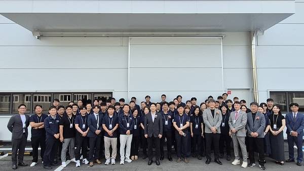 [김홍민 대표이사가 화이트 캠퍼스 준공식에서 비전을 밝히고 있다. (제공=주식회사 킴)]