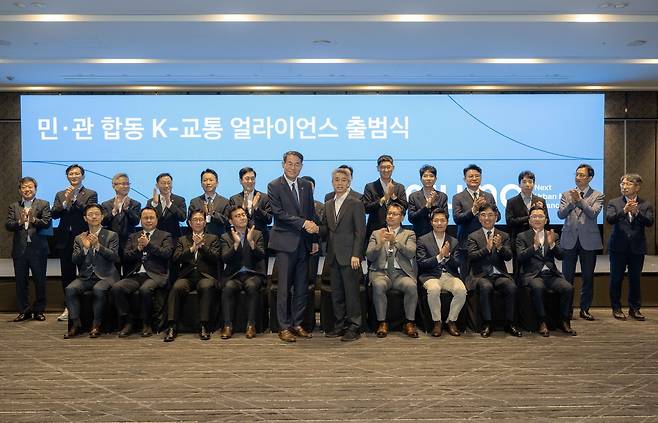 1일 NUMA 참여자들이 기념 촬영을 하고 있고 있다. 앞줄 좌측부터 강희업 국토교통부 2차관, 현대차·기아 AVP본부 송창현 사장 [현대차·기아 제공]