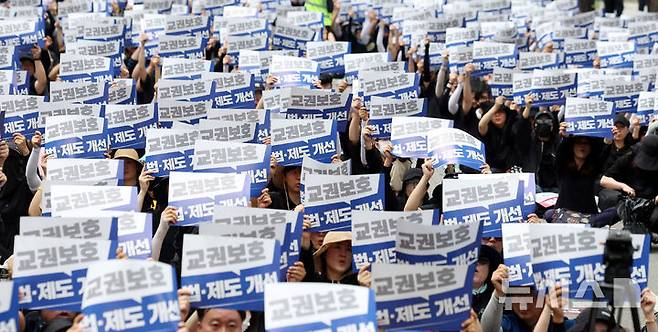 [서울=뉴시스] 추상철 기자 = 전교조, 교총, 교사노조 등 교원 3단체가 6월 14일 오후 서울 종로구 정부서울청사 인근에서 학생 가족 민원에 시달리다 숨진 제주 중학교 교사 추모 및 교권 보호 대책 요구 집회를 하고 있다. 2025.06.14. scchoo@newsis.com