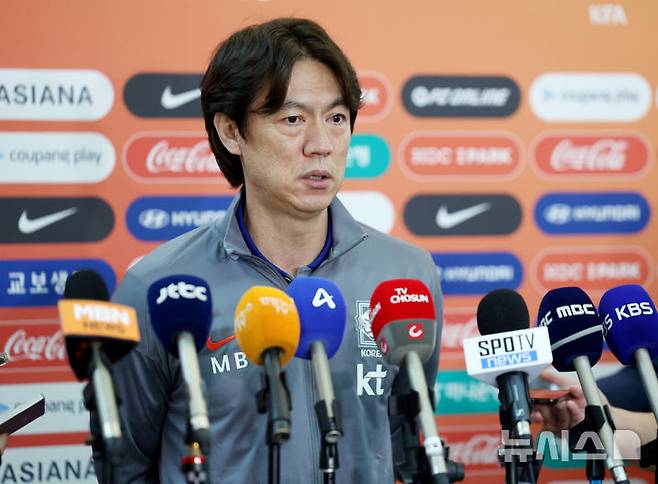 [인천공항=뉴시스] 김진아 기자 = 축구대표팀 홍명보 감독이 2026 국제축구연맹(FIFA) 북중미 월드컵 아시아 3차 예선을 치르기 위해 2일 인천국제공항에서 이라크로 출국하기 앞서 인터뷰를 하고 있다. 2025.06.02. bluesoda@newsis.com