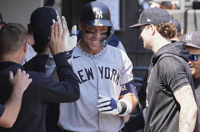 [시카고=AP/뉴시스] 뉴욕 양키스의 애런 저지가 지난달 31일(현지 시간) 미 일리노이주 시카고의 개런티드 레이트 필드에서 열린 2025 메이저리그 시카고 화이트삭스와의 경기 1회 초 1점 홈런(시즌 43호)을 치고 있다. 저지는 5타수 3안타(1홈런) 1타점 2득점으로 활약했으나 양키스는 2-3으로 패했다. 2025.09.01.