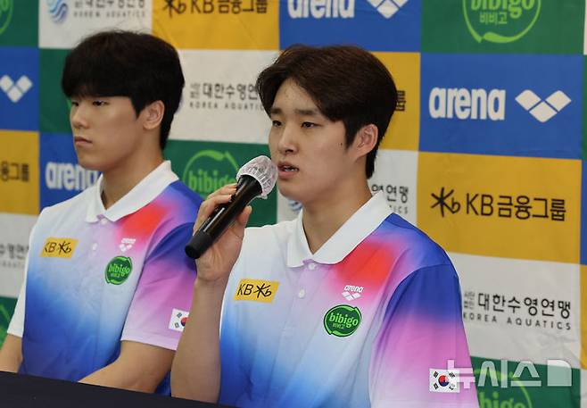 [서울=뉴시스] 배훈식 기자 = 김우민(강원도청)이 1일 오전 서울 송파구 서울올림픽파크텔에서 열린 2025 제22회 싱가포르 세계수영선수권대회 수영 국가대표선수단 포상식에서 취재진의 질문에 답하고 있다. 2025.09.01. dahora83@newsis.com