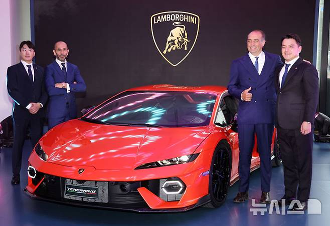 [부산=뉴시스] 하경민 기자 = 이탈리아 슈퍼카 '람보르기니' 부산 전시장 개관식이 열린 1일 해운대구 전시장에서 강민구(왼쪽부터) 이탈리아 오토모빌리 세일즈 본부장, 프란체스코 스카르다오니 아시아·태평양 지역 디렉터, 페데리코 포스키니 오토모빌리 람보르기니 마케팅·세일즈 총괄 책임자, 권혁민 이탈리아 오토모빌리 대표가 공개한 '테메라리오' 옆에서 기념사진을 찍고 있다.   부산 전시장은 국내 4번째이자 비수도권 첫 람보르기니 전시장으로, 지상3층, 연면적 2710㎡ 규모로 판매와 서비스, 부품 등의 서비스를 한 곳에서 원스톱으로 제공한다. 2025.09.01. yulnetphoto@newsis.com