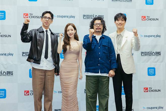 [서울=뉴시스] 1일 서울 마포구 상암동 스탠포드 호텔에서 열린 TV조선 새 미니시리즈 '컨피던스맨 KR' 제작발표회에 배우 주종혁, 박민영, 박희순, 남기훈 감독이 포즈를 취하고 있다. (사진=TV조선 제공) 2025.09.01. photo@newsis.com *재판매 및 DB 금지