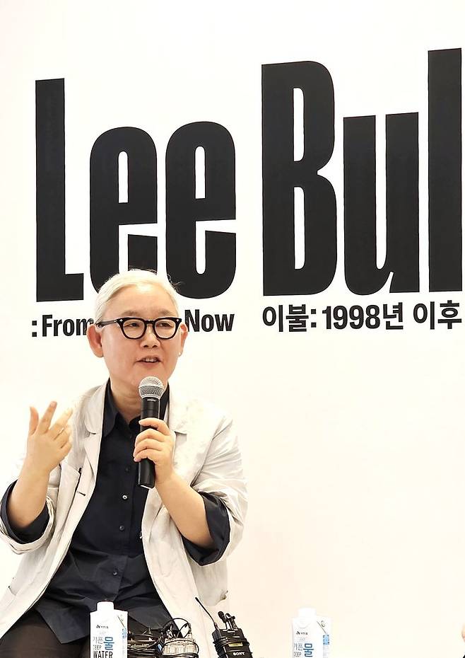 [사진=박현주 미술전문기자]1일 리움미술관에서 대규모 서베이전을 연 이불 작가가 기자들의 질문에 답하고 있다. 2025.09.01 hyun@newsis.com *재판매 및 DB 금지
